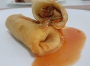 Una foto de rollitos de primavera con salsa agridulce
