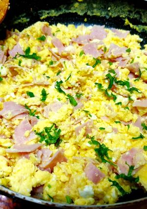 O poză a rețetei Scrumbled eggs with ham&cheese(omleta cu șunca și brânză telemea.