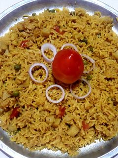 आलू मटर की स्वादिष्ट तहरी (aloo matar ki swadist tehri recipe in Hindi) रेसिपी मुख्य फोटो