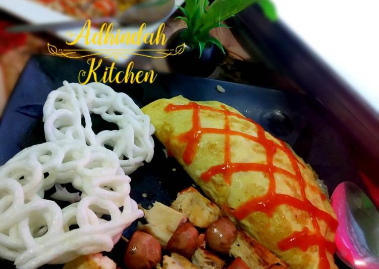 Langkah Mudah untuk Menyiapkan Omelette Fried Rice with Chicken and Sausage Satay, Bikin Ngiler