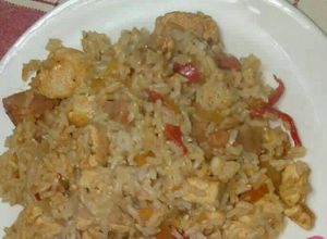Una foto de Wok de arroz y pollo