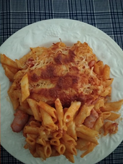 Una foto de Macarrones gratinados con salchicha y bacon