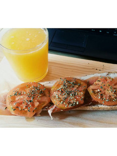 Foto principal de Desayuno: Zumo de naranja y tostada con tomate y jamón serrano