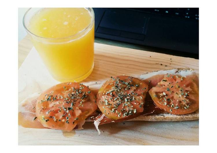 Desayuno: Zumo de naranja y tostada con tomate y jamón serrano