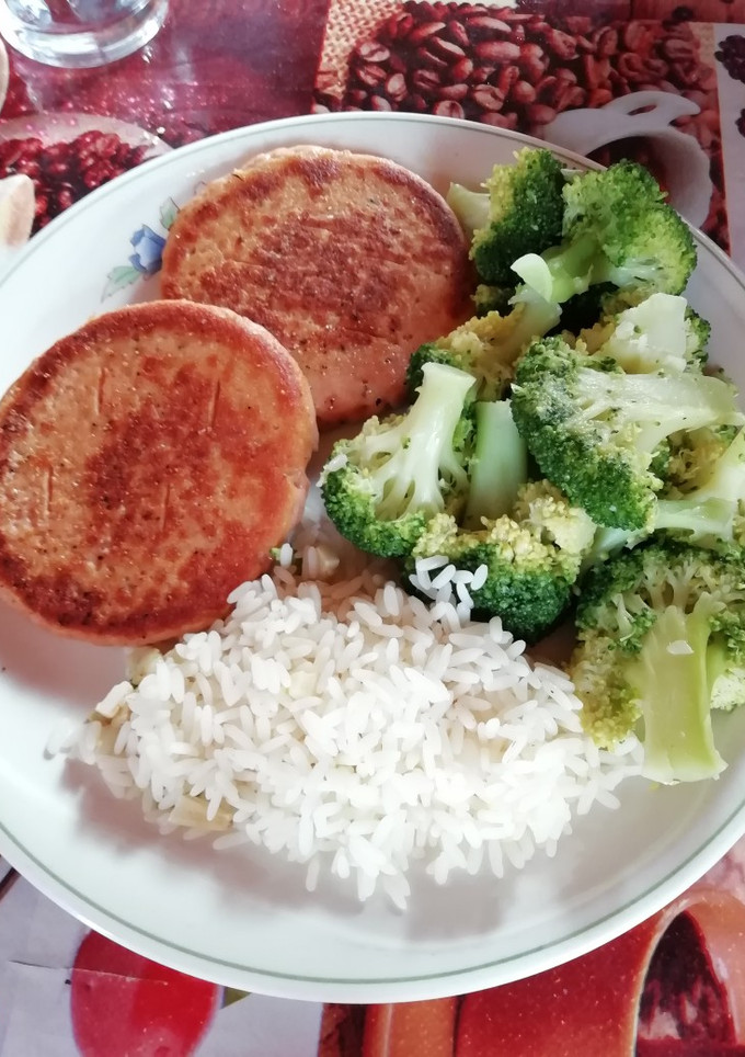 Una foto de Hamburguesa de pescado con brócoli y arroz