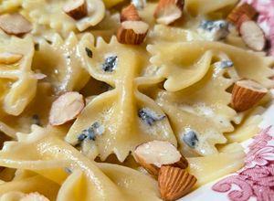 Una foto de Mantequilla de queso azul especial para pastas 🦋 Farfalle con burro di formaggio blu 🤤 🍝