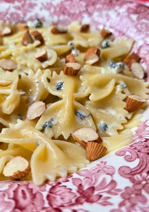 Una foto de Mantequilla de queso azul especial para pastas 🦋 Farfalle con burro di formaggio blu 🤤 🍝