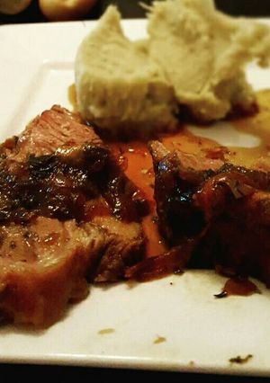 Una foto de Bondiola de cerdo a la cerveza con puré de batata