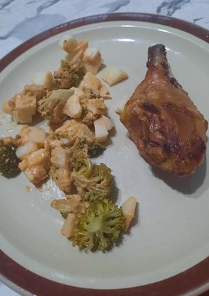 Una foto de Pollo en Parrigas con palmitos y brócoli