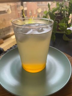 Una foto de Agua de piña y jengibre