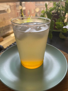 Una foto de Agua de piña y jengibre