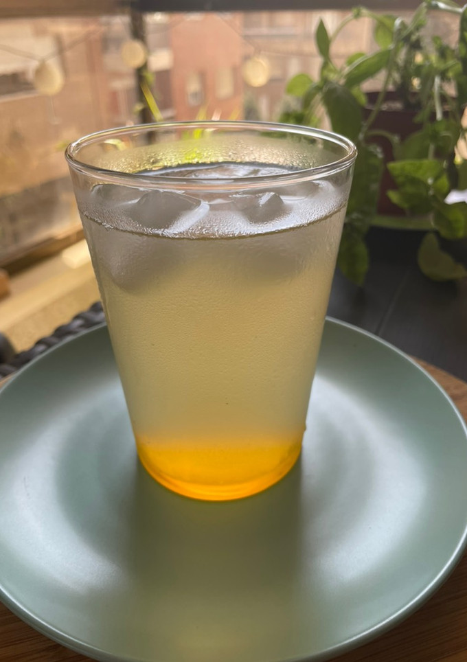 Una foto de Agua de piña y jengibre