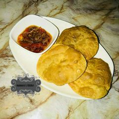 A picture of Puris wt onion n tomato sauce.