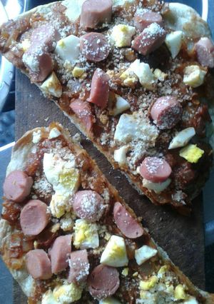 Una foto de Pizza de salchicha y huevo