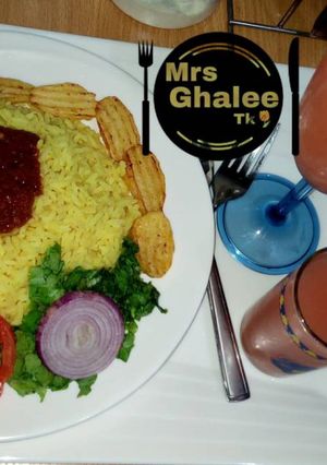 A picture of Curryrice and stew with ships and carrots juice.