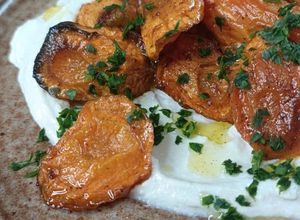 Une photo de 🥕Carottes rôties sauce tahin citron vert ricotta