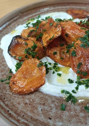 Une photo de 🥕Carottes rôties sauce tahin citron vert ricotta
