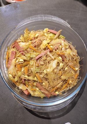 A picture of Bihon Guisado.