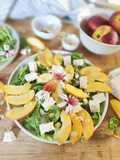 Insalata: rucola, feta greca e pesche noci