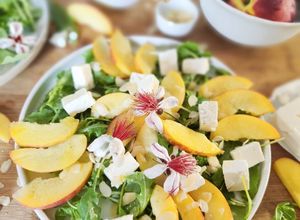Foto di Insalata: rucola, feta greca e pesche noci