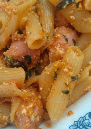 Una foto de Pasta con queso y chorizo