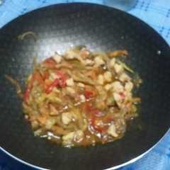 Una foto de Wok de pollo y vegetales
