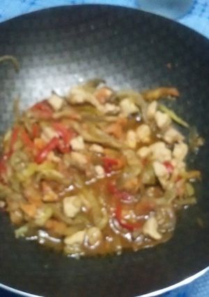 Una foto de Wok de pollo y vegetales