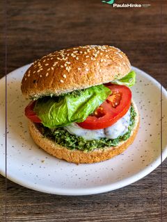 Una foto de Hamburguesa de ternera con guacapesto 🍔🌿