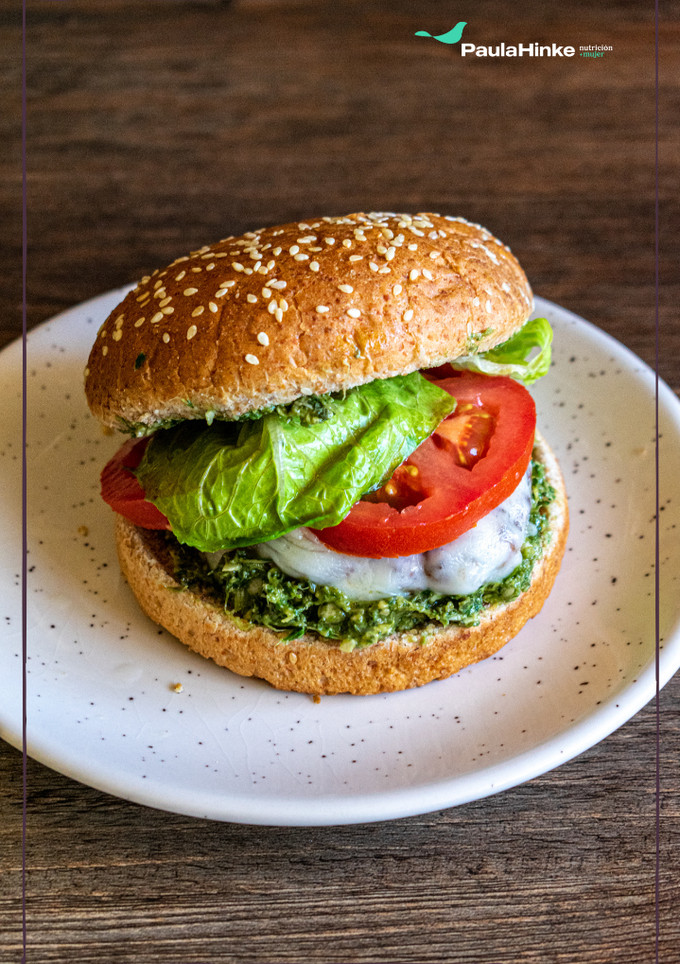Una foto de Hamburguesa de ternera con guacapesto 🍔🌿