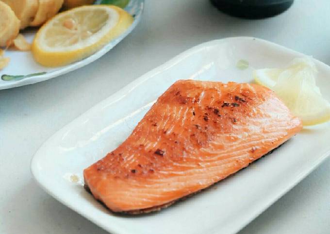 Salt-Grilled Salmon (Salmon Shiozake)