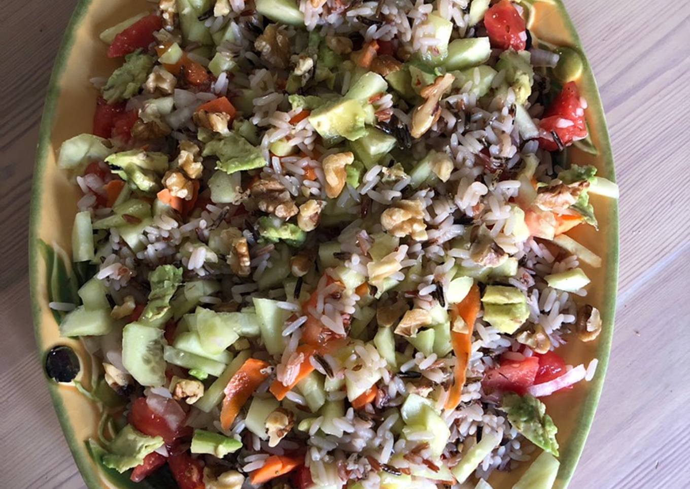 Arroz salvaje con pepino y aguacate