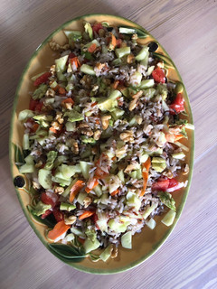 Una foto de Arroz salvaje con pepino y aguacate