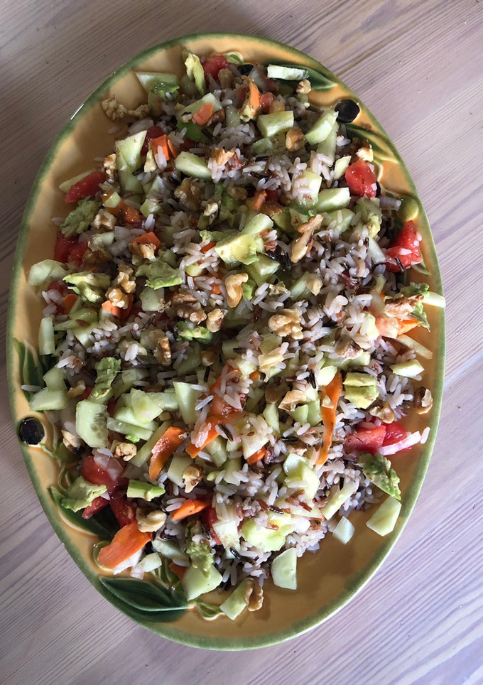 Una foto de Arroz salvaje con pepino y aguacate