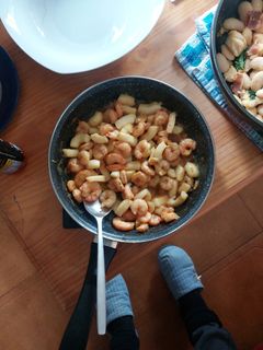 Una foto de Gambas y potas al ajillo