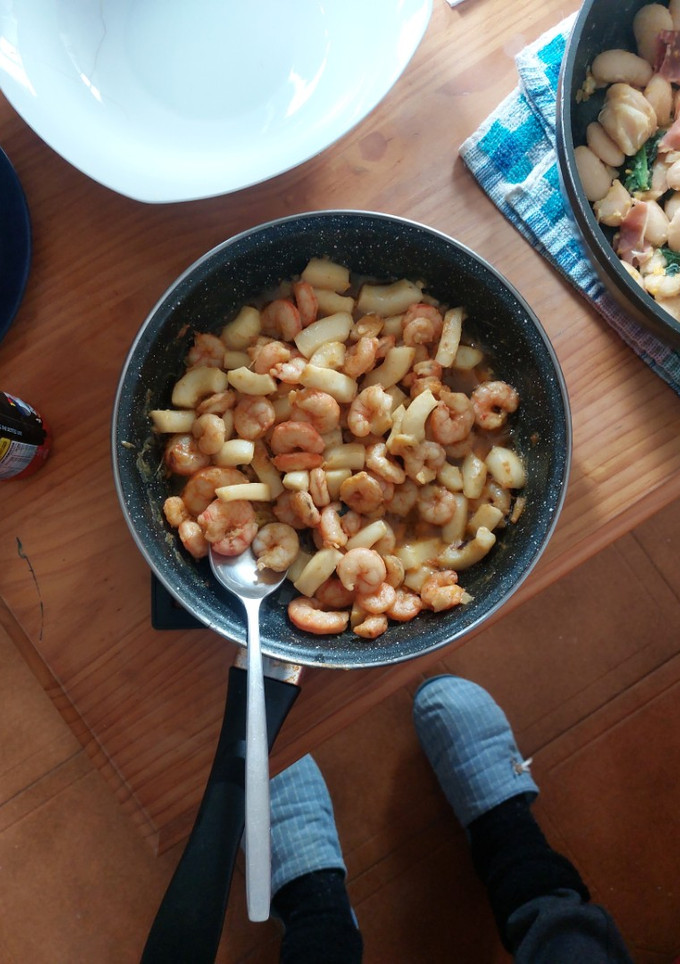 Una foto de Gambas y potas al ajillo