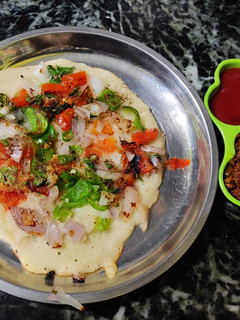 झटपट रवा उत्तपम (jhatpat rava uttapam recipe in Hindi) रेसिपी मुख्य फोटो