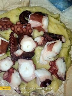 Una foto de Pulpo a feira sobre parmentier de patata y lechuga de alga