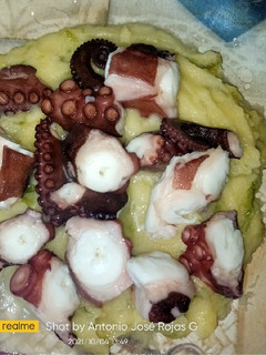 Una foto de Pulpo a feira sobre parmentier de patata y lechuga de alga