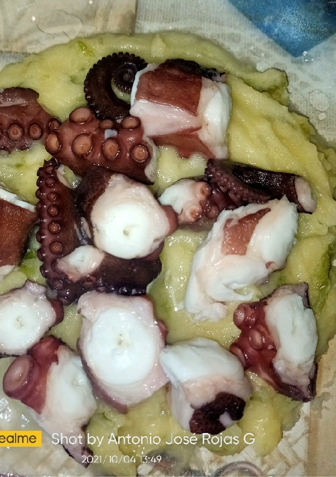 Una foto de Pulpo a feira sobre parmentier de patata y lechuga de alga