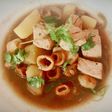 Sopa de atún marinado con caldo al ajo negro y alga wakame