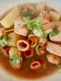 Sopa de atún marinado con caldo al ajo negro y alga wakame