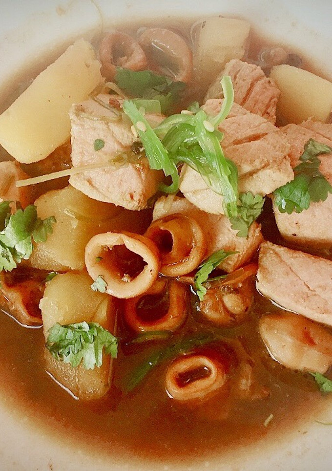 Una foto de Sopa de atún marinado con caldo al ajo negro y alga wakame