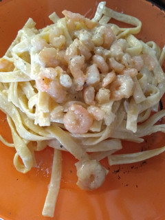 Una foto de Camarones en crema de ajo