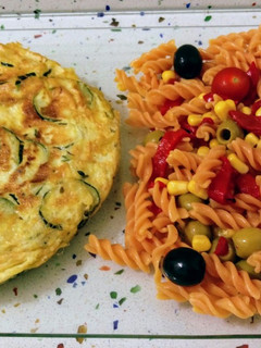 Una foto de Ensalada de lentejas rojas y tortilla de calabacín