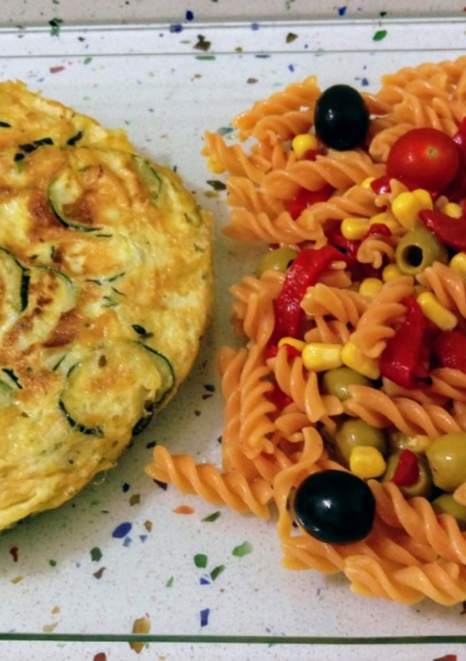 Una foto de Ensalada de lentejas rojas y tortilla de calabacín