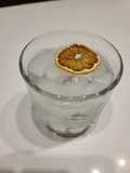 Gin, tónica y triple sec de naranja