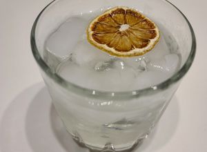 Una foto de Gin, tónica y triple sec de naranja