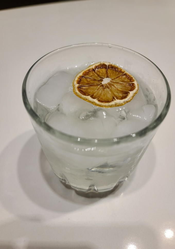 Una foto de Gin, tónica y triple sec de naranja