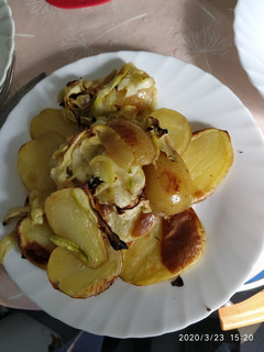 Una foto de Patatas con calabacín al horno
