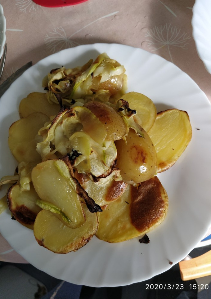 Una foto de Patatas con calabacín al horno